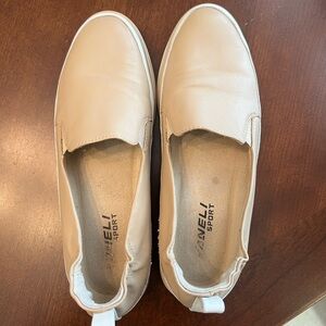 Vaneli Quin athleisre Slip on woman’s size 7.5